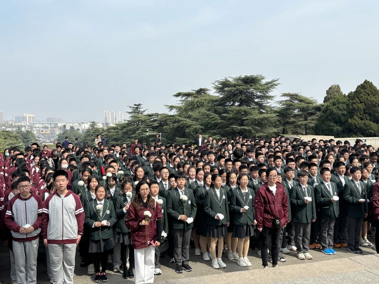 抚今追昔缅先烈 踏春研学寻美景