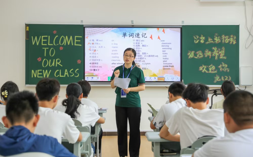 核心理念-崇尚人本 弘扬人文 发展个性 创造卓越